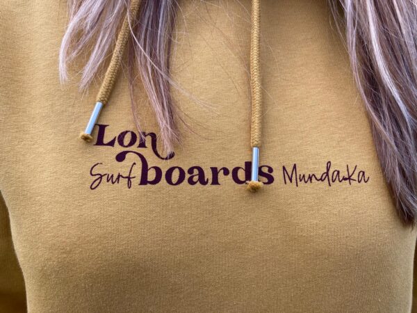 Sudadera “Surfing girl Mundaka” Ocre