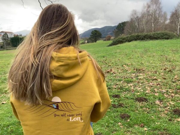 Sudadera “Surfing girl Mundaka” Ocre - Imagen 3