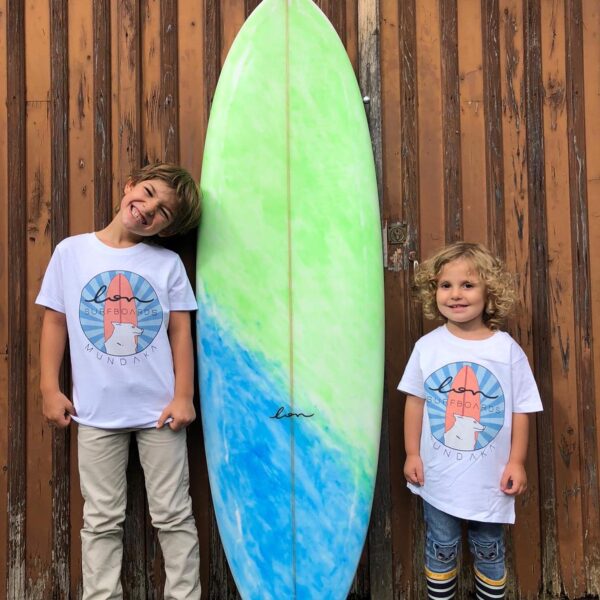 Camiseta niño blanca logo Lon surfboards Mundaka